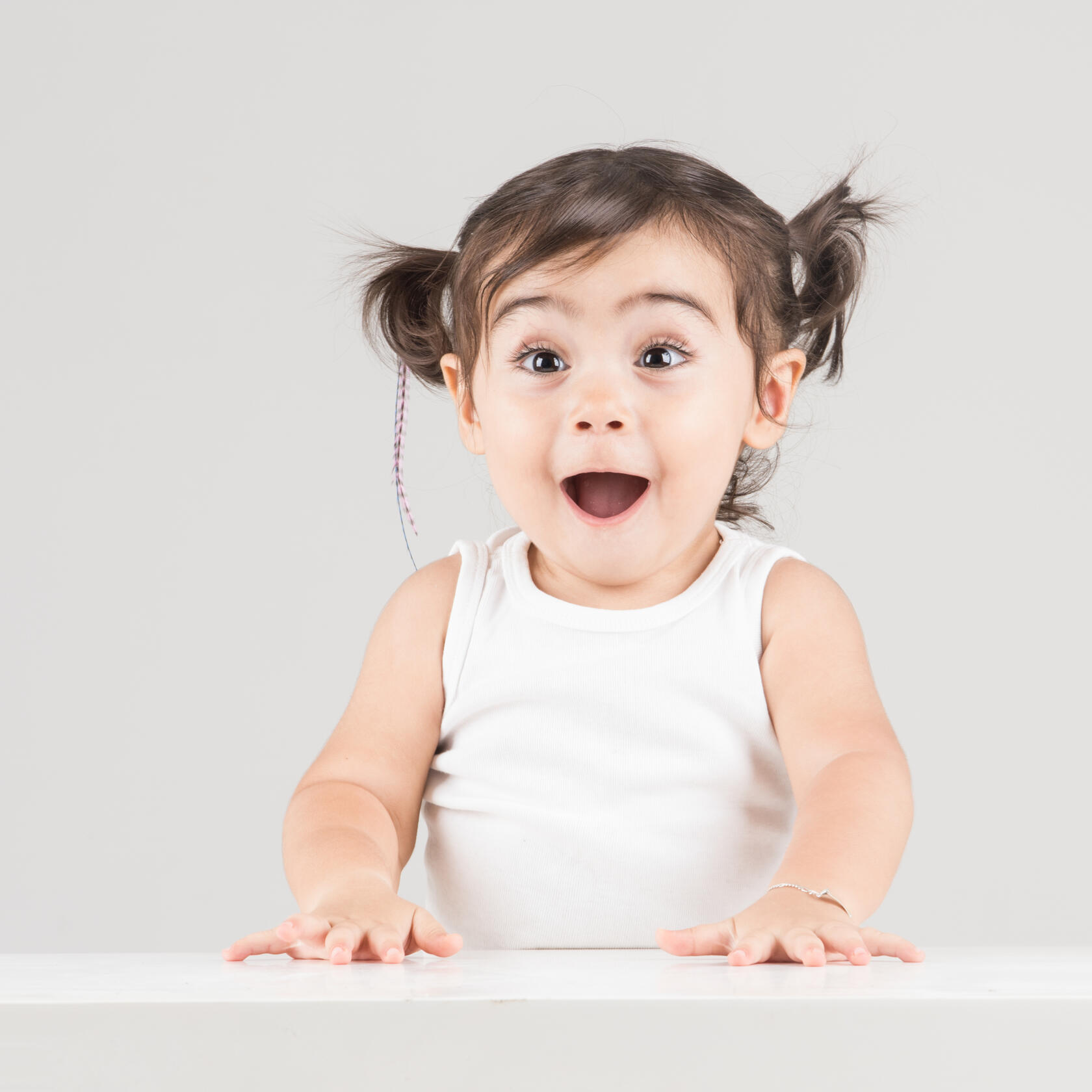 Photo d'une petite fille surprise